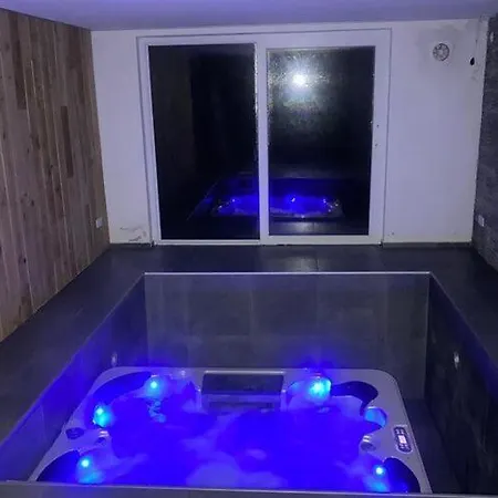 Chalet In The Woods With Jacuzzi And Sauna